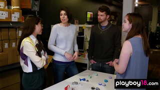 Amatieru foursome fuck ar gailis izsalcis MILF mājsaimnieces