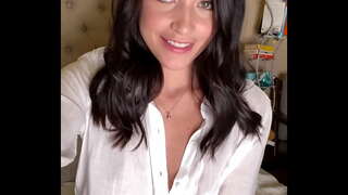 ���ാഴേക്കൊഴികിയില്ല സമയത്ത് അവളുടെ മികച്ച സുഹൃത്ത് does the same