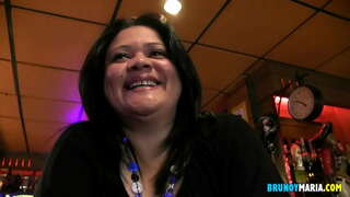 Они проводят тест на посвящение в девичество, разогревают подругу невесты и занимаются страстным сексом