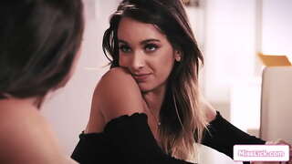 Tetona dominante jefe quiere ver su apretado morena empleados turgentes tetas si quiere conservar su puesto de trabajo.Ella pone sus rodillas para lamer su coño