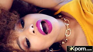 Вялікая Задніца Чорнай Красуні Падскоквае на яго Члене