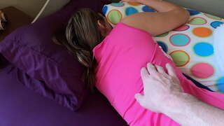 Babai merr stepdaughter deri në mëngjes e tij të madh karin