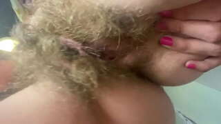 ���ැටුම් සමග ඇඟ පුරා මයිල් මෝඩයෙක් ආධුනික