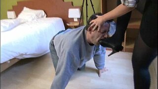 Ερωμένη που κατασκευάζει άνδρες σκλάβους γλείφω τα ψηλά τακούνια παπούτσια