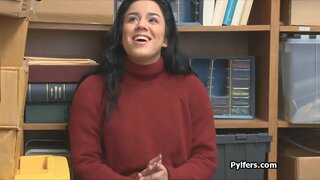 Curvy Latina zloděj zatčen a v prdeli nadržený stráž