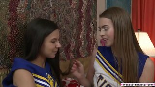Teen cheersquad anëtarët eksperimente shuplaka njëri-tjetrit pidhi