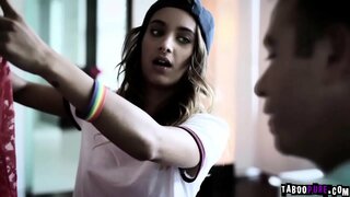 Chad besétálni a familys ház jelen van a kezében, hogy őt hallom be