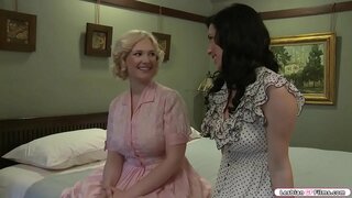 Busty blond vizit li femèl zanmi epi yo kòmanse pale sou gwosè a nan sen.Apre sa,yo jwenn horny epi yo kòmanse bo chak lòt.Next se zanmi l &#039;absorb tits li yo ak k&#039; ap manje pussy li.An retou li fè menm bagay la nan zanmi li.