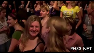 Bludnice doziva u ekstazi od divljeg grupnog seksa s konobarima