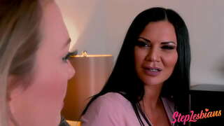 Үгәй ҡыҙҙы күрһәткән, секс менән шөғөлләнеүҙе дөрөҫ тип леско