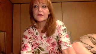 Матуля Дэйві Грэй пампуе лодачкі, а мужанёк Рэй Грэй ліжа