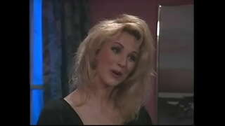 شاندار سنہرے بالوں والی ، بیکار ، اور ہو جاتا ہے اس کی گلابی پھدی خراب سیاہ سوفی پر